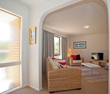 COMFORTABLE FAMiLY LiViNG iN CONVENiENT LOCATiON - Photo 2