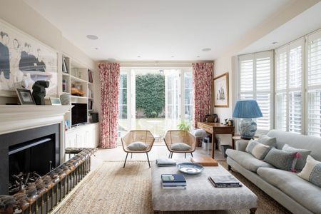 Caroline Close - Photo 4