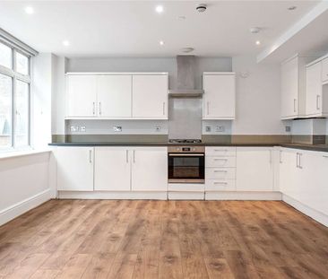 A modern two bedroom flat moments from Farringdon station - Photo 6
