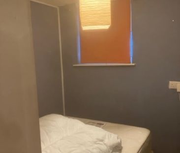 Room in a Shared Flat, Wickway Court, SE15 - Photo 1