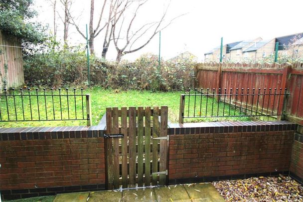 3 bedroom end of terrace house to rent - Photo 1