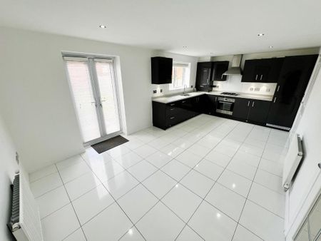 4 bedroom detached house to rent - Photo 5