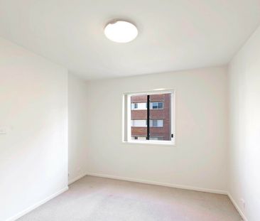 Light Filled Apartment! - Photo 6