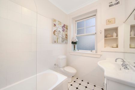 Elegant Garden Apartment - Unmatched Convenience & No Common Walls - Photo 4