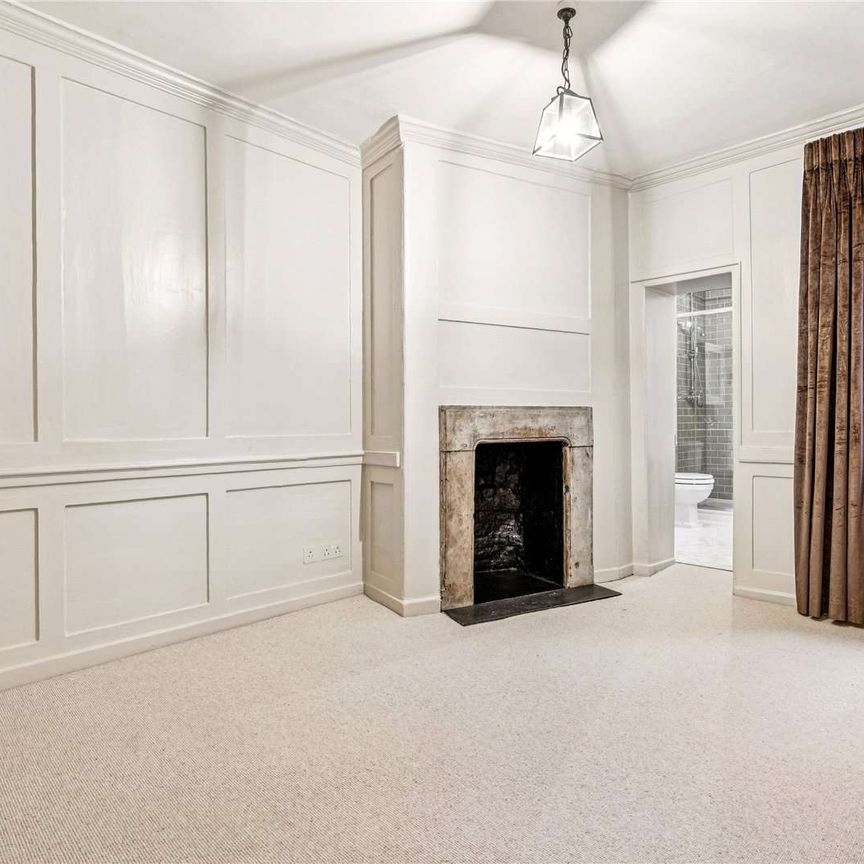 A beautifully restored townhouse offering contemporary living in the heart of Soho. - Photo 1