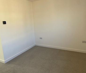 2 bedroom end of terrace house to rent - Photo 2