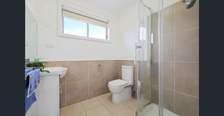 Comfortable Townhouse with convinent access to everything - Photo 5