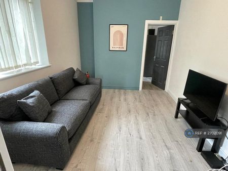 1 bedroom in a house share to rent - Photo 2