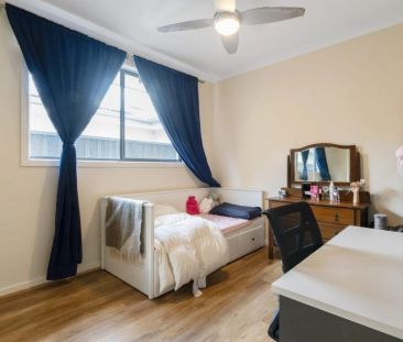 Spacious 4-Bedroom Family Home with Modern Amenities in Enfield - Photo 3