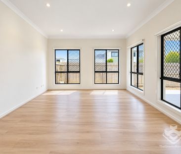 5 BEDROOM TOWNHOUSE IN THE HEART OF CARINDALE - Photo 3