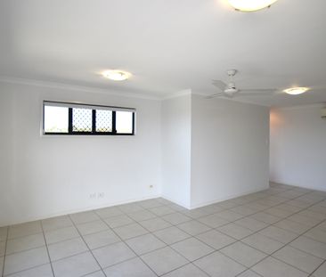 :: STUNNING 4 BEDROOM TOWNHOUSE, HARBOUR VIEWS, TWO LIVING AREAS, A... - Photo 2