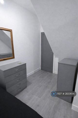 1 bedroom in a flat share to rent - Photo 3