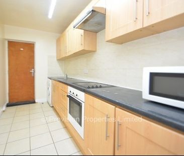 3 Bedroom Flats in Leeds - Photo 2