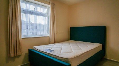 3 bedroom flat to rent - Photo 3