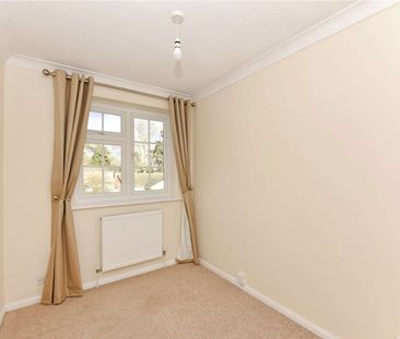 A beautifully presented three bedroom mid-terrace home close to Spinfield School. - Photo 3