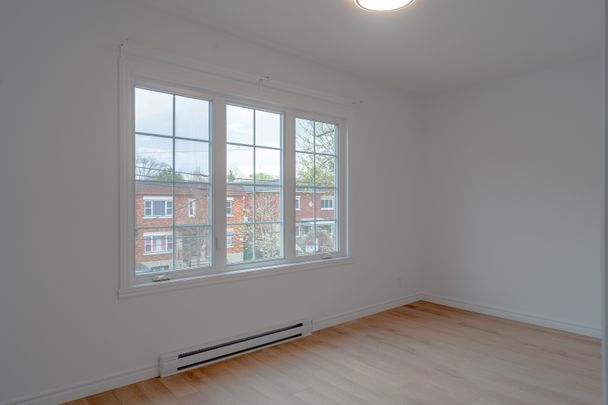 6 ½ (4 CHAMBRES) - À QUELQUES MINUTES DE MARCHE DU MÉTRO DU COLLÈGE - RÉNOVÉ EN 2025 / 6 ¼ (4 BEDROOMS) – FEW MINUTES FROM METRO DU COLLEGE - RENOVATED IN 2025 - Photo 1