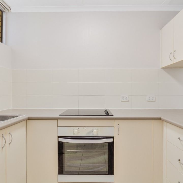 CENTRAL COOLANGATTA TWO BEDROOM UNIT - Photo 1