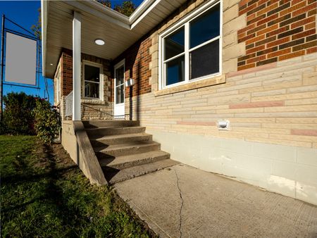 For Lease - 345 Park Road Unit# Main Level, Oshawa, Ontario - Photo 2