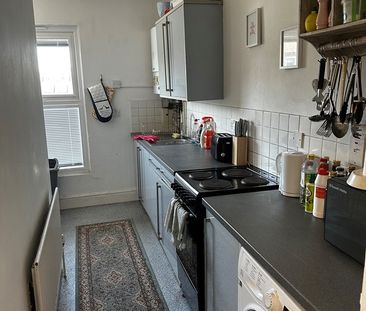 2 Bed Flat, Garratt Lane, SW17 - Photo 3