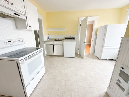 327 Douglas Avenue - Top Floor Unit - Photo 2