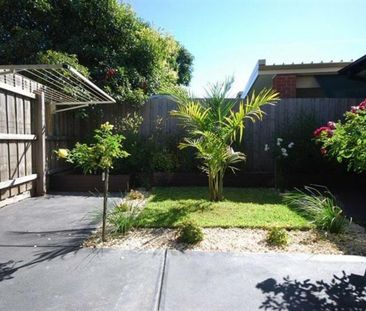 Private, Peaceful and Central - Photo 5