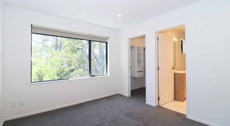 Henderson Near new 3 Bed 2 Bath - Photo 2