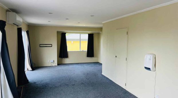 Ready to movie in 3 Bedroom 2 Bathroom property - Photo 1