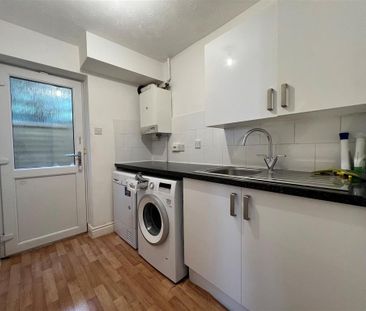 5 bedroom detached house to rent - Photo 2