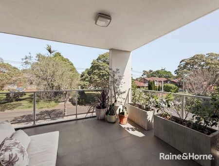 Spacious Two Bedroom Apartment In Prime Location! - Photo 3