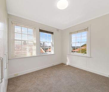 Charming Art Deco One-Bedroom in Prime Harbourside Location - Photo 5