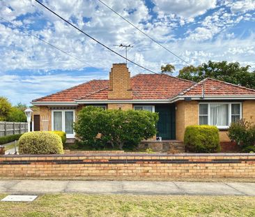 SPACIOUS THREE BEDROOM HOME IN EXCELLENT LOCATION - Photo 4