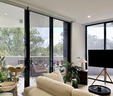 Stylish Two-Bedroom Apartment with Dual Parking & Golf Course Views - Photo 2