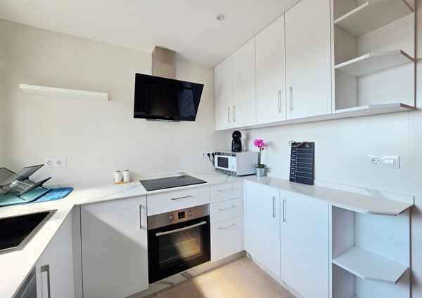 LUXURY SEMI-DETACHED HOUSE FOR RENT IN THE CENTER OF MORAIRA, FIRST LINE TO THE SEA