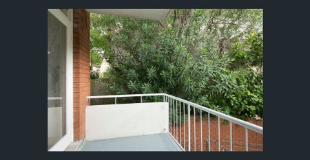 Spacious Two Bedroom Apartment - Photo 3