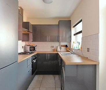 Superb Renovated Four Bedroom Student Property - Photo 4