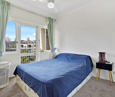 Spacious Split Level 3 Bedroom Penthouse Apartment - Photo 4