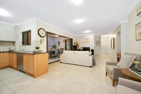 “Quiet Location with Easy Access to Shops and Schools” - Photo 2