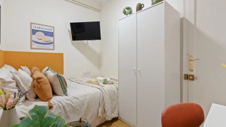 Room in a shared 8-bedroom apartment for rent in l'Antiga Esquerra de l'Eixample - Photo 4