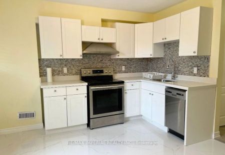 Condo Townhouse For Lease | N9261713 - Photo 2