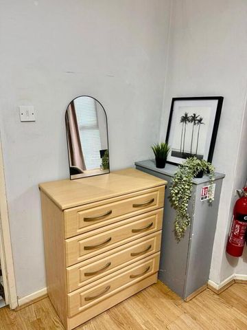 2 Lisburn Avenue, Room 2, Belfast, BT9 7FX - Photo 4