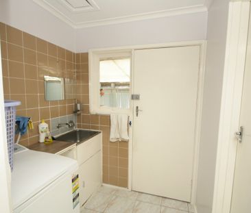 THREE BEDROOMS HOUSE IN CENTRAL SPRINGVALE - Photo 3