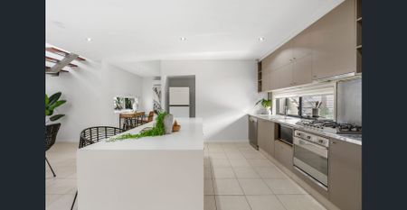 Luxury Villa in the Heart of Nobby Beach - Photo 3