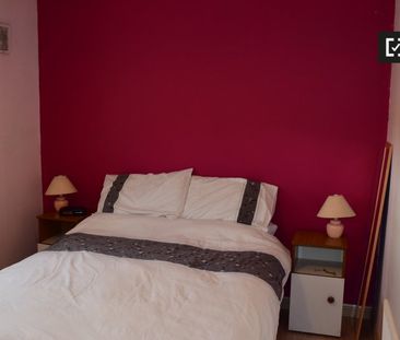 Furnished room in 3-bedroom house in Tallagh, Dublin - Photo 2