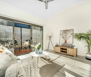 North Facing Top Floor 1 Bedroom Apartment ! - Photo 3