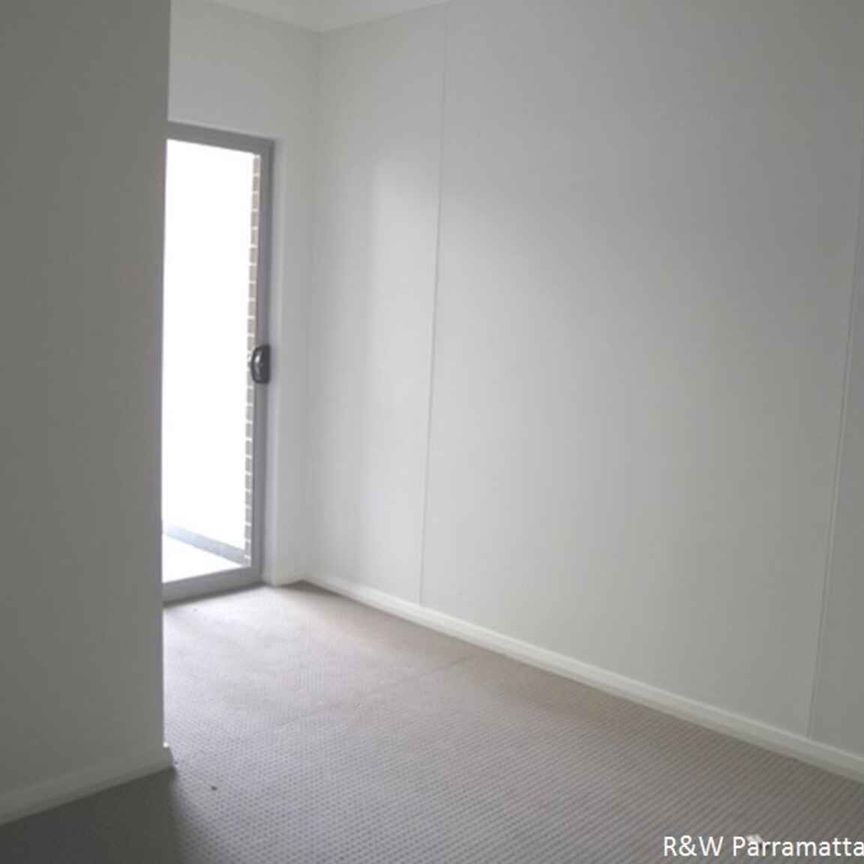 SPLIT-LEVEL 2 BEDROOM APARTMEN - Photo 1