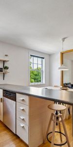 PLATEAU MONT-ROYAL, 7 1/2 avec 3 chambres fermées et 2 salles de bain. Entièrement MEUBLÉ et ÉQUIPÉ à neuf! À 2 pas du Métro Laurier. LIBRE IMMÉDIATE - Photo 3