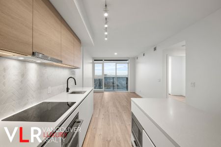 Condo in Surrey, BC - Photo 4