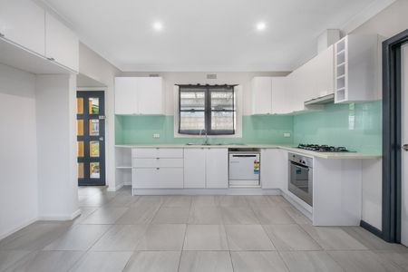 Perfectly Positioned 3 Bedroom home - Photo 5