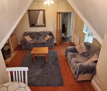Top floor furnished flat, ample storage space, Bridlington - Photo 3