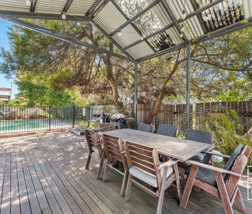 Charming Family Home With Pool & Lush Gardens - Photo 3